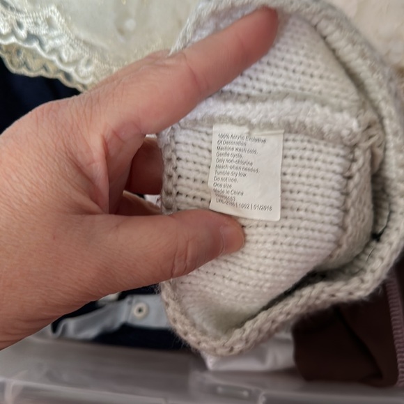 Toddler cable knitted winter beanie with a cat face and ears - Picture 4 of 5